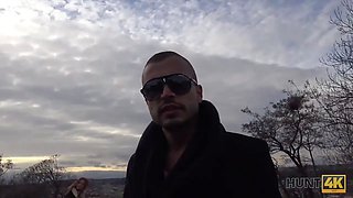 Hunt4k. rothaarige für geld vor ihrem freund gefickt