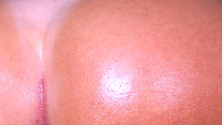 Super Cute Twerking and Dildo with Oil Riding