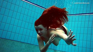 Czech chick Vesta enters swimming pool naked