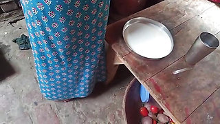 bhabhi khana banane ke time peshab kar diya