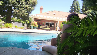Sexy Blonde Gets Facial in the Pool