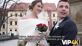 Vip4k. beauté en bathrobe de mariée suce une bite d'étrangers et se fait baiser