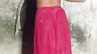 desi bhabhi saree me chudwane ke liye taiyar thi