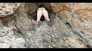 The Girl Dared to Run Naked on the Beach and Show Her Butt