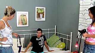 Lazy roommate pegged by two femmes
