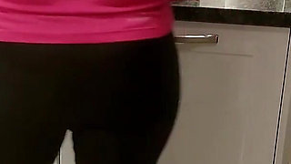 Hot Wife Sucked Pizza Delivery Guy to Get His Sauce on Pizza
