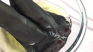 Big Tit Mature Pissing on Nylon Feet