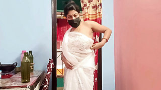 Indian Mom Saree Shows Hairy Pussy, Big Boobs Aunty Seduces in Desi Style Indian Bhabhi