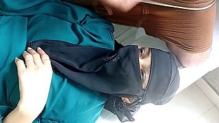 Stunning Muslim girl Dearshivani loves giving head