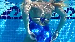 Mit Neuem Badeanzug Im Pool
