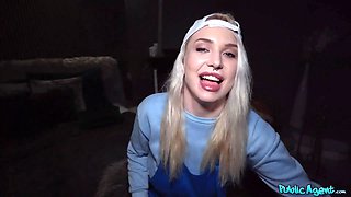 Public agent utter scene - schoolgirl delivery girl with cream-colored pizza gets her denim torn