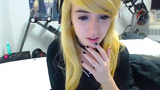 Hot amateur blonde pregnant toying her pussy solo