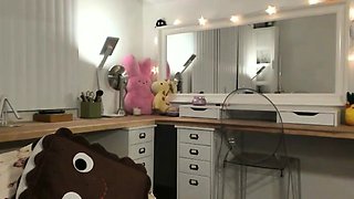 Big boob brunette masturbates on webcam