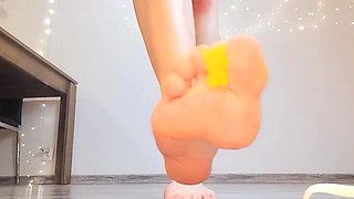 Giantess, You're so lil, I'm stomping on you and kneeing you under my soles and culo. Size difference, Wish, Giantess