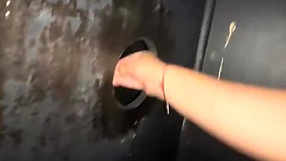 Minha esposa infiel se exibe no gloryhole e impressiona com