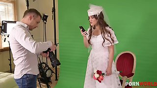 Disappointed bride Evelina Darling's shaved pussy fucked by photographer GP961