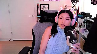 Brunette Couch Webcam Solo Fun Masturbating
