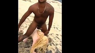 Sexo na Praia: Brasileiras Amadoras na Praia Suja