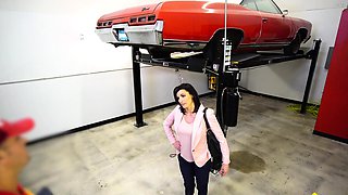 HotwifeXXX-Hot Wife Hasn't Enough Money For A Car Service