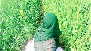 Desi Village Bhabhi Sexy Video in Wheat Fields – Hot Indian Aunty Fucking