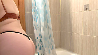 A Slut with a Great Pussy Is Jerking off Her Clitoris with the Shower Spray