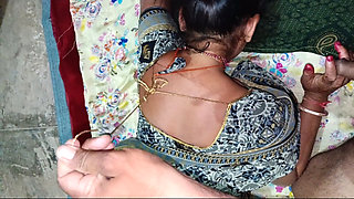 देसी गांव की बहू  जवान पतली कमर हॉट बड़े पुन कमर पतली  ससुर जी के नीचे पड़ बिस्तर बन रही बहु ससुर se मरवा ri h