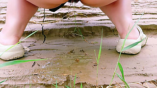 A Mature Woman with a Big Butt Sticks Out Her Buttocks to Pee