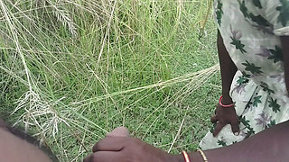 Khet mein lekar apna wife ko din mein open sex  video