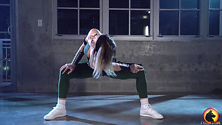 Sonya Blade Stretch