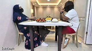 Guru sekolah hijab muslim pergi untuk kencan dengan bintang