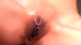 Thai amateur Kanya rubs her soaking cunt