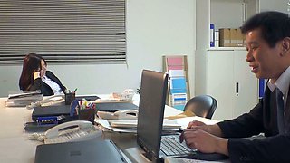A Female Boss Who Was Made To Cum By An Incompetent