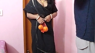 Desi Village Bhabhi came to my room with fresh Oranges and I fucked her pussy in return