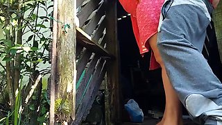 Mulher casada usa toalha e faz sexo com zelador em troca de