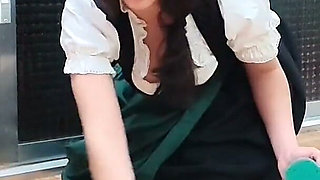 Fantasia Bavarese - Latina in Dirndl Bagnata E Disordinata Pulizia Della Casa