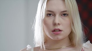 Blond bombshells Sam & Mimi indulge in a steamy coupling