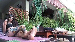 Smoking Fetish & Feet Outdors
