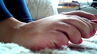 Amateur brunette teen katie foot fetish on big dildo