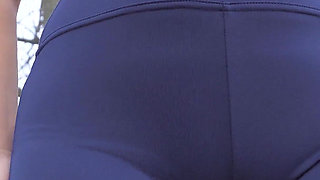 Girl in Yoga Pants Teases Fat Cameltoe Pussy Outdoors
