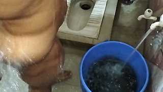 Bangladeshi bhabhi showing her nude body during shower