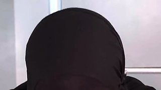 Hijabi slut Aaliyah Yasin gets a facial cumshot from her
