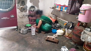 Sister-in-law in the kitchen, sister-in-law took out the water of the brother-in-law's land, showing big boobs with her hands Hindi audio.