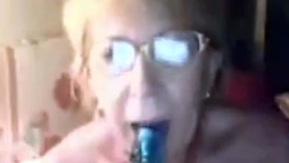 A 74 ans je leche mon gode comme personne