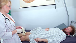 Breeding Doctor - Hunter Johnson 's Fertility Hospital Visit Ends with Sexy Doctor Anna Lynx Getting Creampied