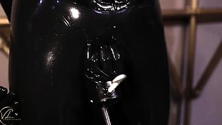 Vivienne Lamour – Heavy Rubber Pussy Punishment – Latex