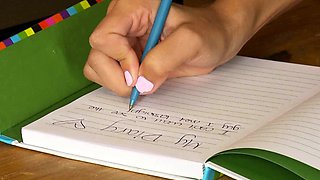 Brunette solo masturbation on webcam