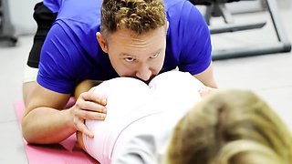 Bonnie Blue Gym Trainer Fucks Her Hard For Membership