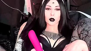 Amateur brunette double toying on webcam