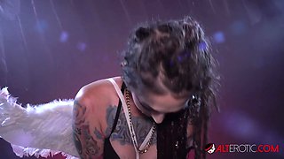 Sully Savage rides the Tremor while being interviewed
