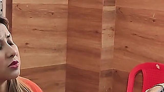 Indian Bhabhi Caught Having Sex with a Foreign Guy in a Hotel and Her Video Went Viral